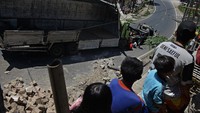 Warga melihat proses evakuasi truk pengangkut susu kemasan yang terguling di Nagreg, Kabupaten Bandung, Jawa Barat, Selasa (25/8/2020). 