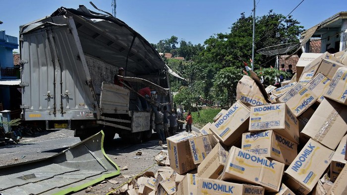 TRUK TERGULING DI NAGREG Petugas mengevakuasi truk pengangkut susu kemasan yang terguling di Nagreg, Kabupaten Bandung, Jawa Barat, Selasa (25/8/2020). Kecelakaan truk tersebut diduga karena rem blong saat akan melaju di turunan jalan Cagak menuju arah Garut. ANTARA FOTO/Candra Yanuarsyah/agr/hp.