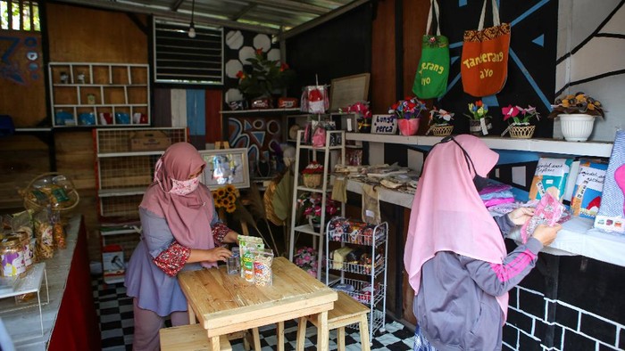 Pelaku usaha mikro kecil menengah (UMKM) menunjukan aplikasi pemasaran produk kopi arabika dan robusta gayo yang dijual secara daring (online) di Banda Aceh, Aceh, Minggu (9/8/2020). Selain memasarkan produk dengan cara tatap muka, para pelaku UMKM juga menjual berbagai hasil usaha dengan cara online sebagai salah satu upaya mencegah penularan COVID-19. ANTARA FOTO/Irwansyah Putra/aww.