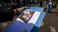Syaratnya untuk menjadi penerima bantuan adalah foto copy KTP, foto copy Kartu Keluarga, copy rekening bank, print out saldo bank terakhir dibawah Rp 2 juta, scan produk yang diusulkan bantuan dan lainnya. ANTARA FOTO/Novrian Arbi  