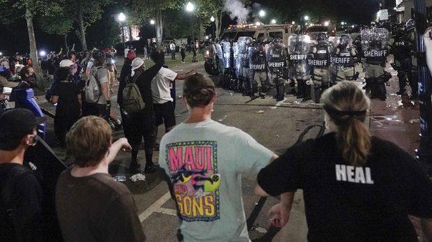 Unjuk rasa gerakan Black Lives Matter terkait dengan insiden penembakan masyarakat kulit hitam oleh polisi di beberapa negara bagian di Amerika Serikat kembali memanas. AP/Morry Gash