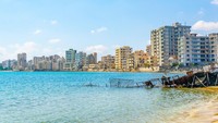 Varosha seketika menjadi kota hantu yang terabaikan, sepi tanpa penghuni. (iStock)
