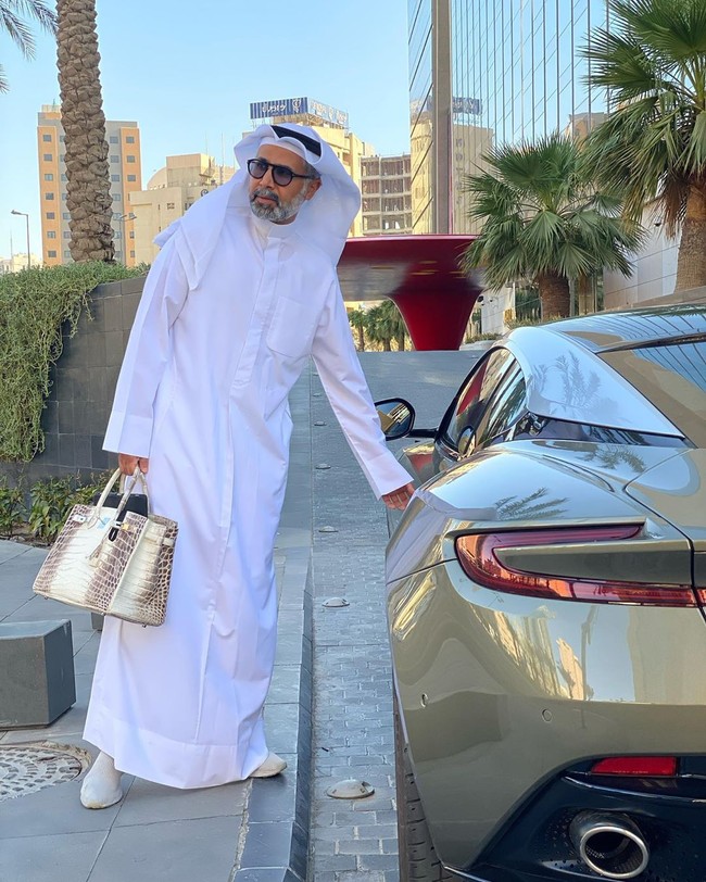 Ini salah satu penampilan uniknya yang saat membawa tas mewah tersebut. Dengan menggunakan gamis, Wael menenteng tas Hermes birkin seri Himalayan yang merupakan tas termahal di dunia. Tas tersebut berkisar sekitar Rp 2 miliar.  Foto: dok. Instagram