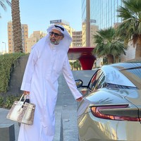 Ini salah satu penampilan uniknya yang saat membawa tas mewah tersebut. Dengan menggunakan gamis, Wael menenteng tas Hermes birkin seri Himalayan yang merupakan tas termahal di dunia. Tas tersebut berkisar sekitar Rp 2 miliar.  Foto: dok. Instagram