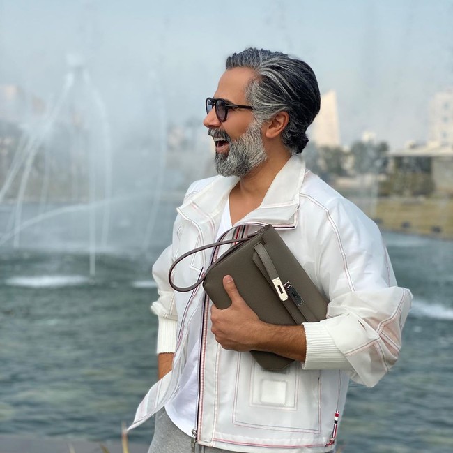 Pria yang hobi travelling ini pun memiliki tas Hermes dari berbagai ukuran. Dari yang besar sampai yang ukuran mini. Clutch yang dibawanya adalah tipe Kelly dengan ukuran kecil. Foto: Instagram