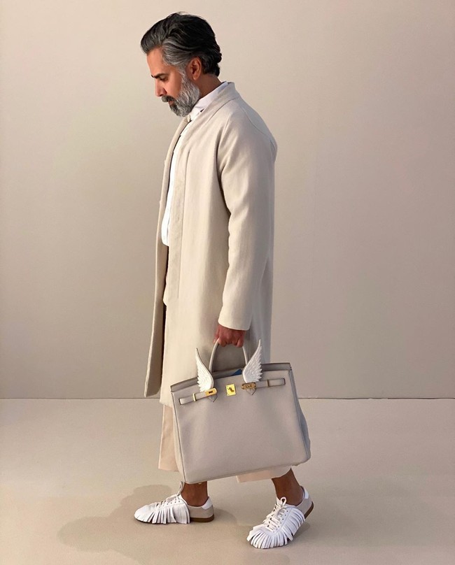 Pria yang berprofesi sebagai pakar kecantikan dan dokter gigi itu memang pengoleksi tas Hermes. Dalam penampilannya ini, Wael menggunakan tas Hermes seri Beton.  Foto: Instagram