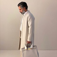 Pria yang berprofesi sebagai pakar kecantikan dan dokter gigi itu memang pengoleksi tas Hermes. Dalam penampilannya ini, Wael menggunakan tas Hermes seri Beton.  Foto: Instagram