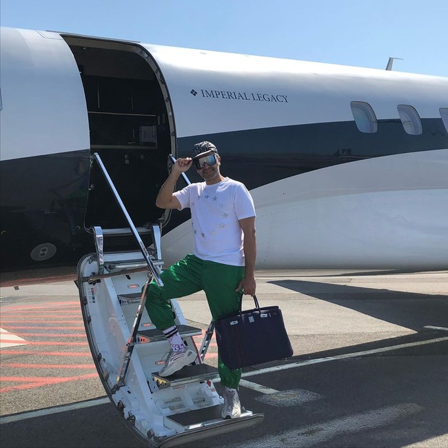 Penampilan kece Wael saat berada di Prancis dengan jet pribadinya. Pria yang suka liburan tersebut kerap membawa tas Hermesnya saat berpergian.  Foto: Instagram