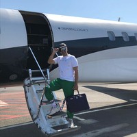 Penampilan kece Wael saat berada di Prancis dengan jet pribadinya. Pria yang suka liburan tersebut kerap membawa tas Hermesnya saat berpergian.  Foto: Instagram