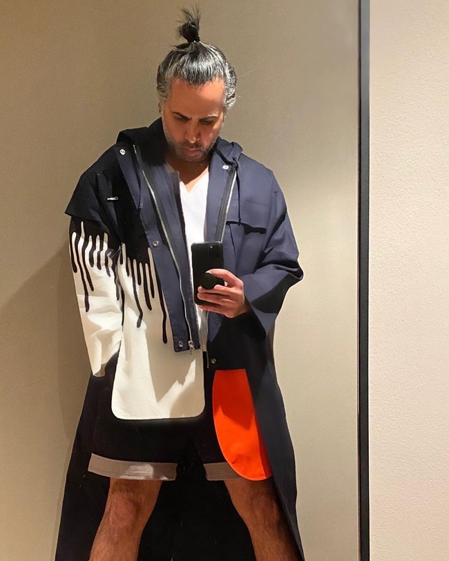 Dalam wawancara dengan Passions Arabia, Wael mengatakan bahwa salah satu barang fashion yang wajib dimiliki oleh pria adalah jaket. Dia menyarankan untuk pria agar mengoleksi banyak jaket.  Foto: Instagram