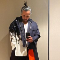 Dalam wawancara dengan Passions Arabia, Wael mengatakan bahwa salah satu barang fashion yang wajib dimiliki oleh pria adalah jaket. Dia menyarankan untuk pria agar mengoleksi banyak jaket.  Foto: Instagram