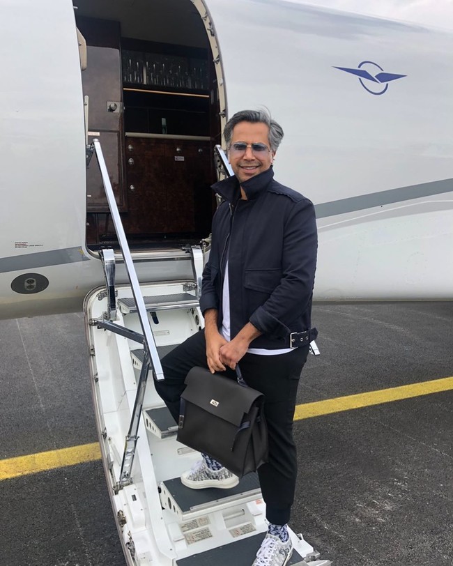 Crazy rich asal Dubai ini jadi sorotan karena gayanya yang selalu modis. Pria bernama Wael Abul itu sering membawa tas Hermes.  Foto: dok. Instagram