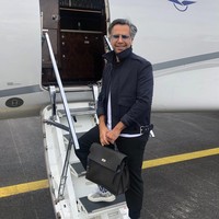 Crazy rich asal Dubai ini jadi sorotan karena gayanya yang selalu modis. Pria bernama Wael Abul itu sering membawa tas Hermes.  Foto: dok. Instagram