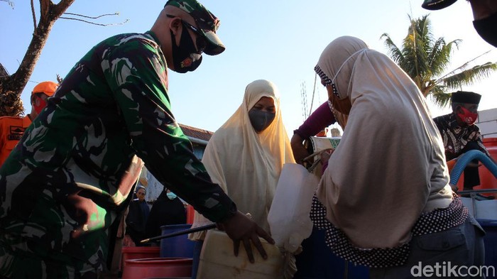 Warga di Maros, Sulsel, begitu semringah saat mobil tangki damkar membagikan 8.000 liter air bersih (M Bakrie/detikcom)