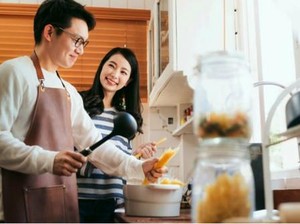 Mau Bikin Istri Tambah Cinta? Coba Masak Makanan Favoritnya