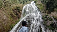 Air terjun Proposoan memiliki ketinggian sekitar 80 meter. (Muhammad Riyas/detikcom)