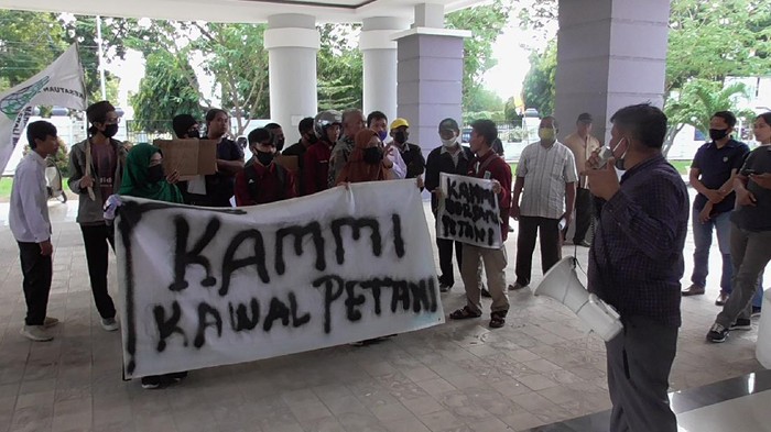 Curiga Ada Kongkalikong Penerima Bantuan, Petani Geruduk DPRD Polman