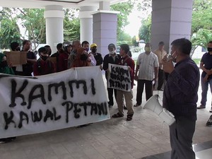 Curiga Ada Kongkalikong Penerima Bantuan, Petani Geruduk DPRD Polman