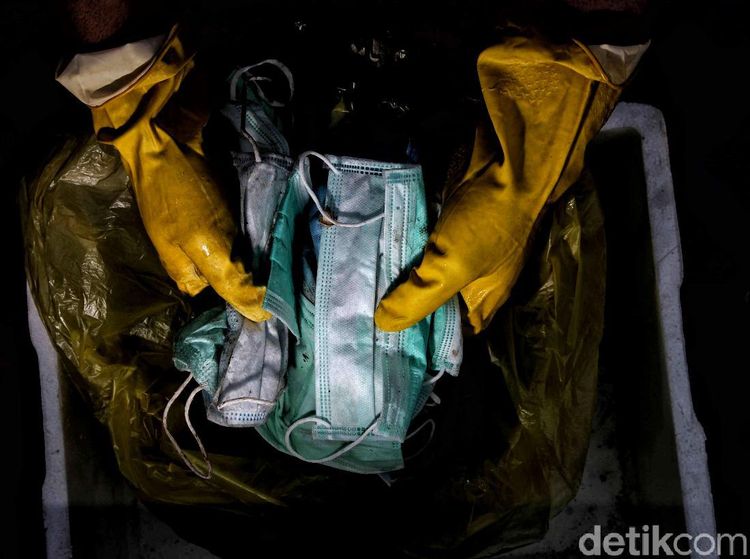 Melihat Aktivitas Petugas Memilah Limbah Medis di Ibu Kota