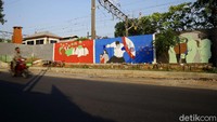 Selain itu, mural bergambar para tenaga medis yang tengah mengenakan alat pelindung diri (APD) juga terlihat di salah satu dinding jalan yang berada di kawasan Bukit Duri, Jakarta, tersebut.