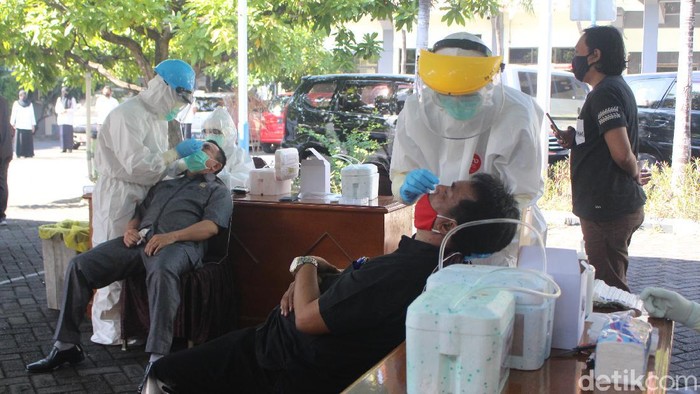 anggota dprd surabaya diswab