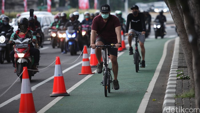 Gubernur DKI Jakarta Anies Baswedan memohon izin ke Menteri PUPR agar dibukakan satu ruas jalan tol untuk dilalui sepeda.