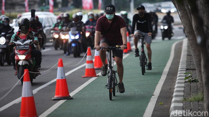Gubernur DKI Jakarta Anies Baswedan memohon izin ke Menteri PUPR agar dibukakan satu ruas jalan tol untuk dilalui sepeda.