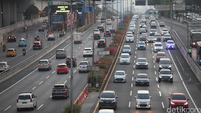 Gubernur DKI Jakarta Anies Baswedan memohon izin ke Menteri PUPR agar dibukakan satu ruas jalan tol untuk dilalui sepeda.