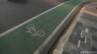 Djoko menambahkan, memberikan izin sepeda menggunakan jalan tol juga tidak bisa sembarangan saja. Bahkan untuk sepeda motor saja dibuatkan jalur khusus, di mana dibuatkan pembatas yang aman antara roda dua dan roda empat.