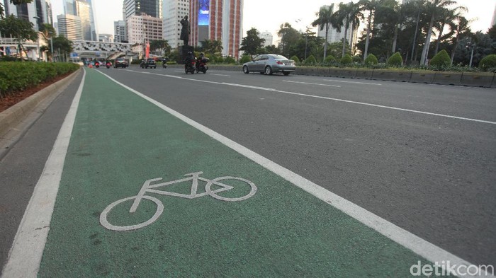 Gubernur DKI Jakarta Anies Baswedan memohon izin ke Menteri PUPR agar dibukakan satu ruas jalan tol untuk dilalui sepeda.