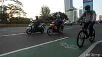 Pesepeda melintas di jalur sepeda kawasan Sudirman, Jakarta, Rabu (26/8/2020).