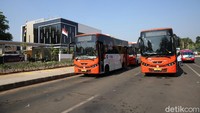 Di area luar juga terlihat beberapa bus Minitrans yang sedang mengetem. Bus itu adalah transportasi yang biasa melayani warga di sana yang akan bepergian.