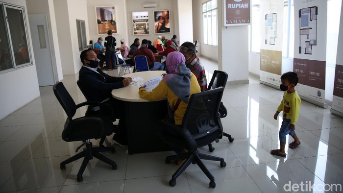 Warga melihat unit contoh di Tower Samawa DP 0 di Pondok Kelapa, Jakarta, Rabu (26/8/2020). Menurut PD Sarana Jaya Data PPJB pertanggal 25 Agustus 2020 terdapat 365 penghuni. Jumlah unit di tower ini 780.