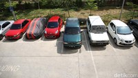 Mobil-mobil penghuni  di parkir di halaman rusun Dp Rp 0.- persen Pondok Kelapa, Jakarta Timur.