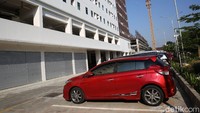 Sejumlah mobil terparkir, yang kemungkinan adalah milik para penghuni. 