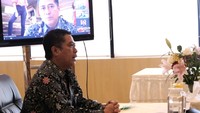 Direktur Consumer & Commercial Lending PT Bank Tabungan Negara (Persero) Tbk. Hirwandi Gafar menyapa para peserta dalam acara Zoom Course ”Menjadi Developer yang Tangguh” di Jakarta, Selasa (25/8). Foto: dok. REI