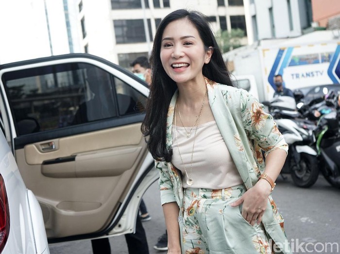 Bunga Zainal saat ditemui di kawasan Trans TV.