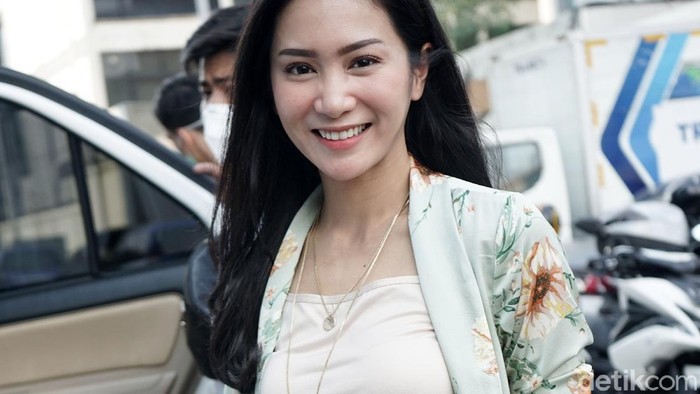 Bunga Zainal saat ditemui di kawasan Trans TV.