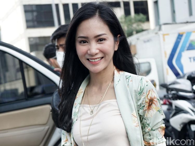 Senyuman Bunga Zainal yang Bikin Jumat Pagi Kamu Makin Semangat