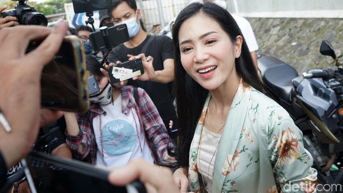 Bunga Zainal saat ditemui di kawasan Trans TV.
