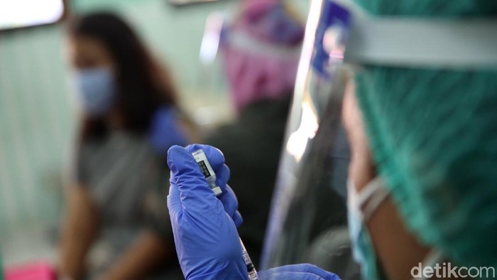Cegah Kanker Serviks, Siswa SD Disuntik Vaksin HPV Bulan Imunisasi Anak Sekolah (BIAS) juga memberikan vaksin HPV kepada siswa SD kelas 5 dan 6. Vaksin ini untuk mencegah kanker serviks atau kanker mulut rahim.