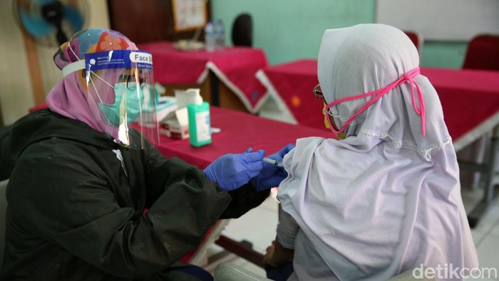 Cegah Kanker Serviks, Siswa SD Disuntik Vaksin HPV Bulan Imunisasi Anak Sekolah (BIAS) juga memberikan vaksin HPV kepada siswa SD kelas 5 dan 6. Vaksin ini untuk mencegah kanker serviks atau kanker mulut rahim.