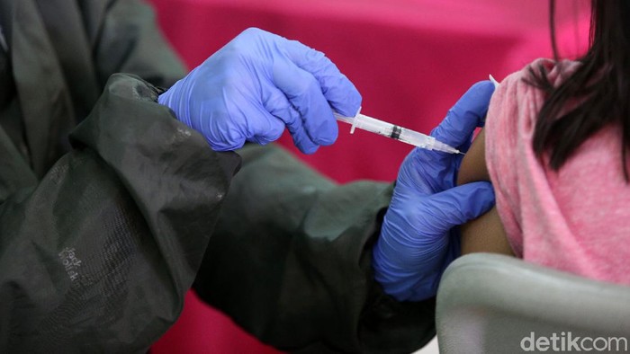 Cegah Kanker Serviks, Siswa SD Disuntik Vaksin HPV Bulan Imunisasi Anak Sekolah (BIAS) juga memberikan vaksin HPV kepada siswa SD kelas 5 dan 6. Vaksin ini untuk mencegah kanker serviks atau kanker mulut rahim.