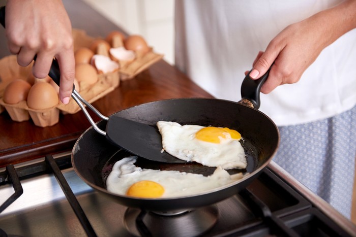 Chrissy Teigen bagikan tutorial bikin telur ceplok