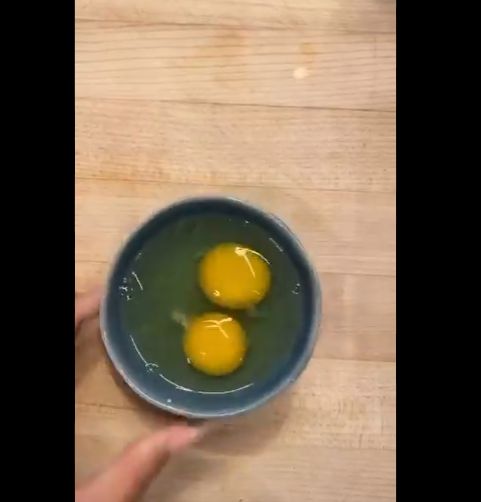 Chrissy Teigen bagikan tutorial bikin telur ceplok