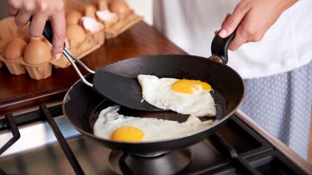 Chrissy Teigen bagikan tutorial bikin telur ceplok