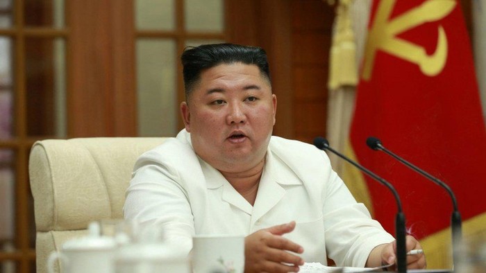 Diisukan sakit keras, Kim Jong-un terlihat sehat pimpin rapat bahas ancaman topan Bavi dan virus corona