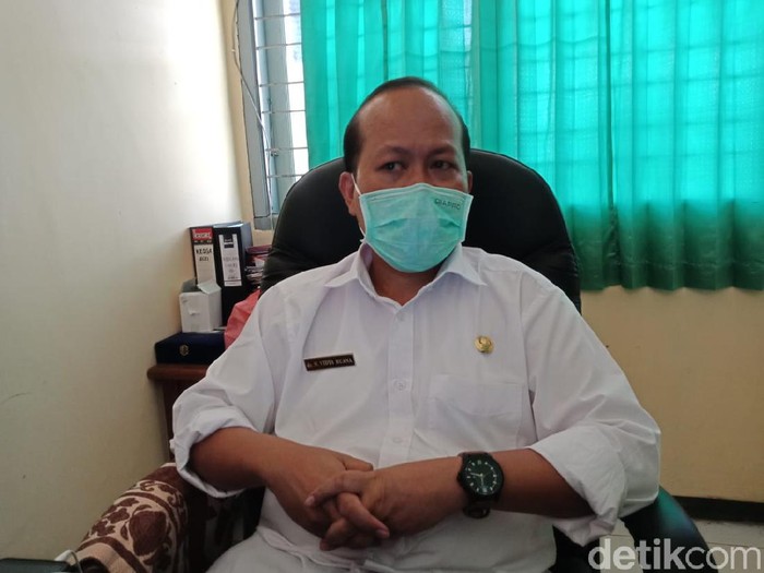 Sampai saat ini Dinkes Jombang tidak memberikan sanksi ke Rumah Sakit Pelengkap Medical Center (RS PMC), dalam kasus seorang ibu melahirkan sendiri hingga bayinya meninggal. Rumah sakit swasta itu hanya diminta membuat ruang persalinan khusus bagi pasien yang dicurigai COVID-19 dan mengevaluasi beban kerja tenaga kesehatannya.
