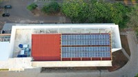 Fasad Gedung Sekolah Vokasi Universitas Diponegoro (Undip) Semarang, berdiri di atas lahan seluas 4.900 meter persegi. Dilengkapi dengan panel surya yang menjadikan gedung tersebut sebagai green building.