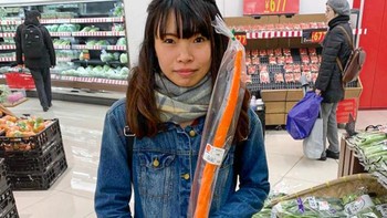 Wortel panjang yang ada di supermarket di Jepang Foto: Brightside